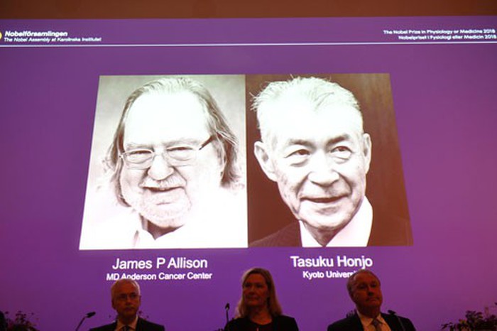 Hai nhà khoa học James Alison (trái) và Tasuki Honjo (phải) đoạt giải Nobel Y học 2018 Ảnh: REUTERS